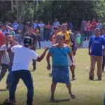 Cámara capta el momento en que aficionados inconformes se van a los golpes tras final de campeonato en Suchitepéquez