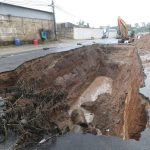 Socavón en Mixco: empiezan trabajos de mitigación y autoridades intentan llegar a tubería dañada