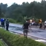 Video del momento en que motorista se accidenta al impactar a una persona que atravesaba carretera