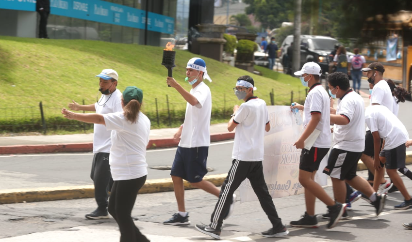 En imágenes: Guatemaltecos se dan cita en el Obelisco para encender antorchas y recorrer el país