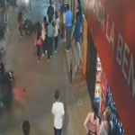 Graban cuando motorista arrolla a una niña que atravesaba la calle en Mixco