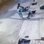 Video del instante en que motorista pierde el equilibrio por un bache y sus acompañantes caen del vehículo