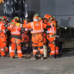 Hundimiento en Villa Nueva: el emotivo momento en que los bomberos se unen para orar y narrar cómo fue la búsqueda de víctimas