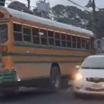 El video que muestra la imprudencia de un conductor de autobús al manejar en contra de la vía en Mixco