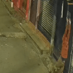Graban a dos sujetos cuando con piedras destruyen cámaras de vigilancia en Mixco