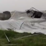 Fuertes lluvias y viento derriban carpa de circo y causan inundaciones en la metrópoli