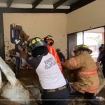 Imágenes: Bomberos rescatan a varios heridos tras derrumbe en locales comerciales de San Pedro Sacatepéquez
