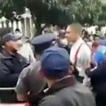 Video: el tenso instante en el que policías municipales neutralizan a vendedor ambulante en Xela