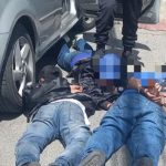 Autoridades detienen a tres individuos en la Calzada San Juan luego de una persecución policial