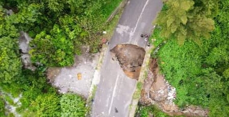 Cierran paso ruta a San Martín Jilotepeque por un hundimiento
