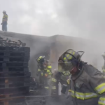 En imágenes: Así se organizaron bomberos para controlar incendio en una bodega de tarimas