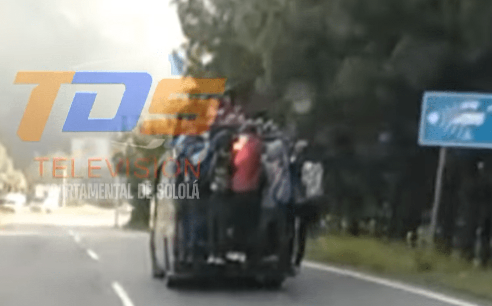 Microbús sobrecargado en Sololá