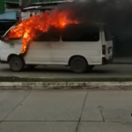 Video: Microbús en llamas avanza sin piloto en medio del tránsito y esta es la versión de vecinos