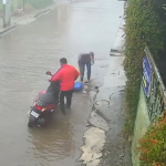 Video muestra la caída que sufrieron dos personas cuando su motocicleta pasó sobre un bache