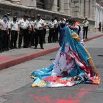El momento en que un manifestante quema una bandera de Guatemala durante una protesta en el Congreso