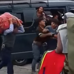 Video del momento en que dos ayudantes de microbús se van a los golpes