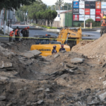 Fotogalería: Así trabajan brigadistas y maquinaria para extraer vehículo que cayó en el socavón en Villa Nueva