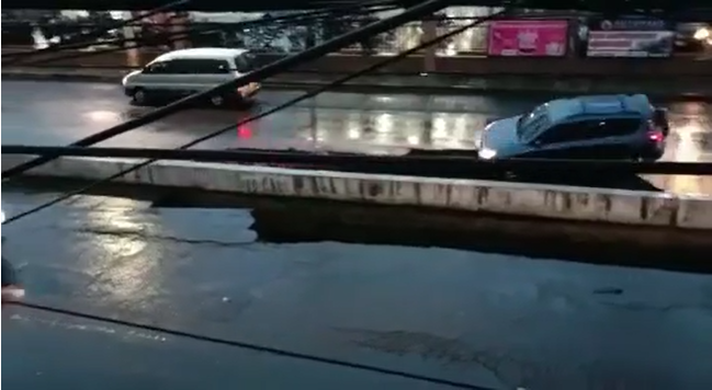 Video: Momento en que uno de los vehículos cae dentro del socavón en Villa Nueva