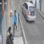 Video: Así despojaron de su celular a una persona que estaba en una banqueta