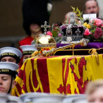 Cuáles son los símbolos que adornan el féretro de la reina Isabel II