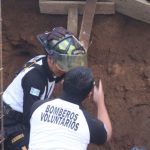 Paredón cae sobre construcción de la zona 10 y dos albañiles quedan soterrados, uno muere