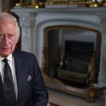 Carlos III rinde tributo a su “amada madre” en su primer discurso como rey