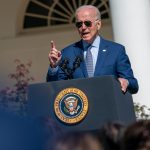 Biden se confunde al buscar en un acto a una congresista republicana muerta y portavoz de la Casa Blanca intenta desviar la atención sobre el fallo del mandatario