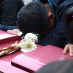 Hundimiento en Villa Nueva: “Te trajimos una flor hermosa como tú”, dicen los emotivos mensajes para víctimas del socavón