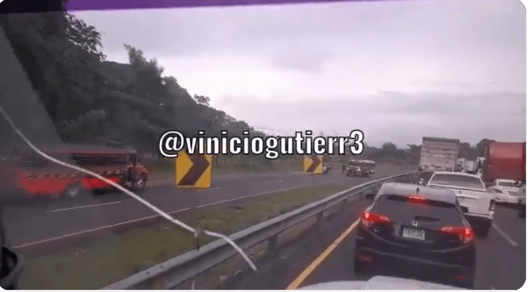 Iba contra la vía: Policía obliga a un bus extraurbano a retroceder porque circulaba en sentido contrario en Suchitepéquez
