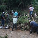 Vecinos y transportistas de San Pedro Ayampuc relatan dificultades a causa del socavón en el Km 14.5