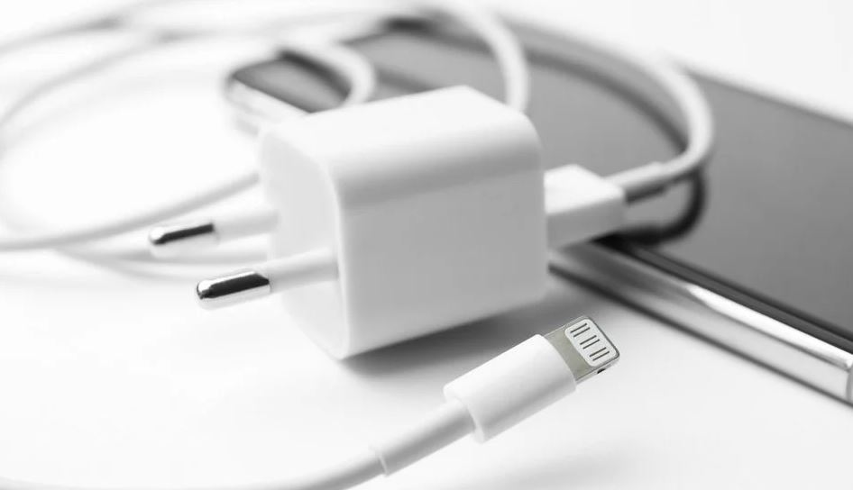 Apple: por qué Brasil prohibió la venta de iPhones sin cargadores