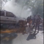 Vídeo: Vehículo en llamas y la peculiar forma con que soldados apagaron el incendio usando sus cascos