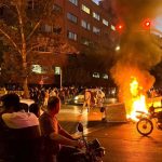 “Dijeron que si no nos callábamos nos violarían”: los testimonios de las protestas que dejan decenas de muertos en Irán