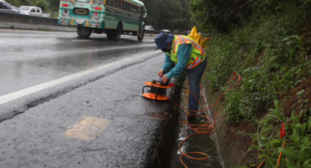 Grietas en carretera a El Salvador