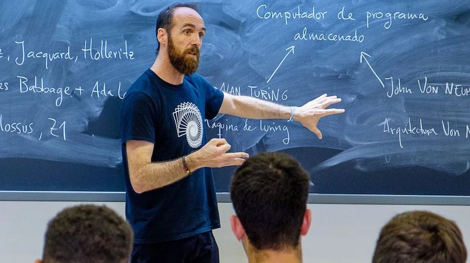 “Las matemáticas nos hacen más libres y menos manipulables”: Eduardo Sáenz de Cabezón