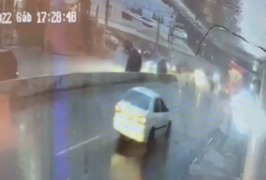 Video: Así cayó el primer vehículo en el socavón en Villa Nueva el sábado