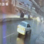 Video: Así cayó el primer vehículo en el socavón en Villa Nueva el sábado