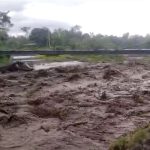 Unas 45 mil personas temen quedar incomunicadas ante la amenaza de destrucción del único puente de acceso