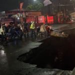 Familia y socorristas afirman que habría tres personas desaparecidas que viajaban en uno de los carros que cayó en agujero