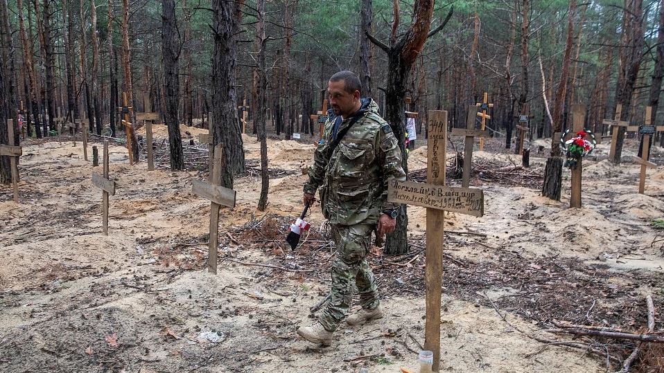 “Rusia deja muerte por doquier”: Ucrania denuncia el hallazgo de fosas comunes con cientos de muertos en las zonas liberadas