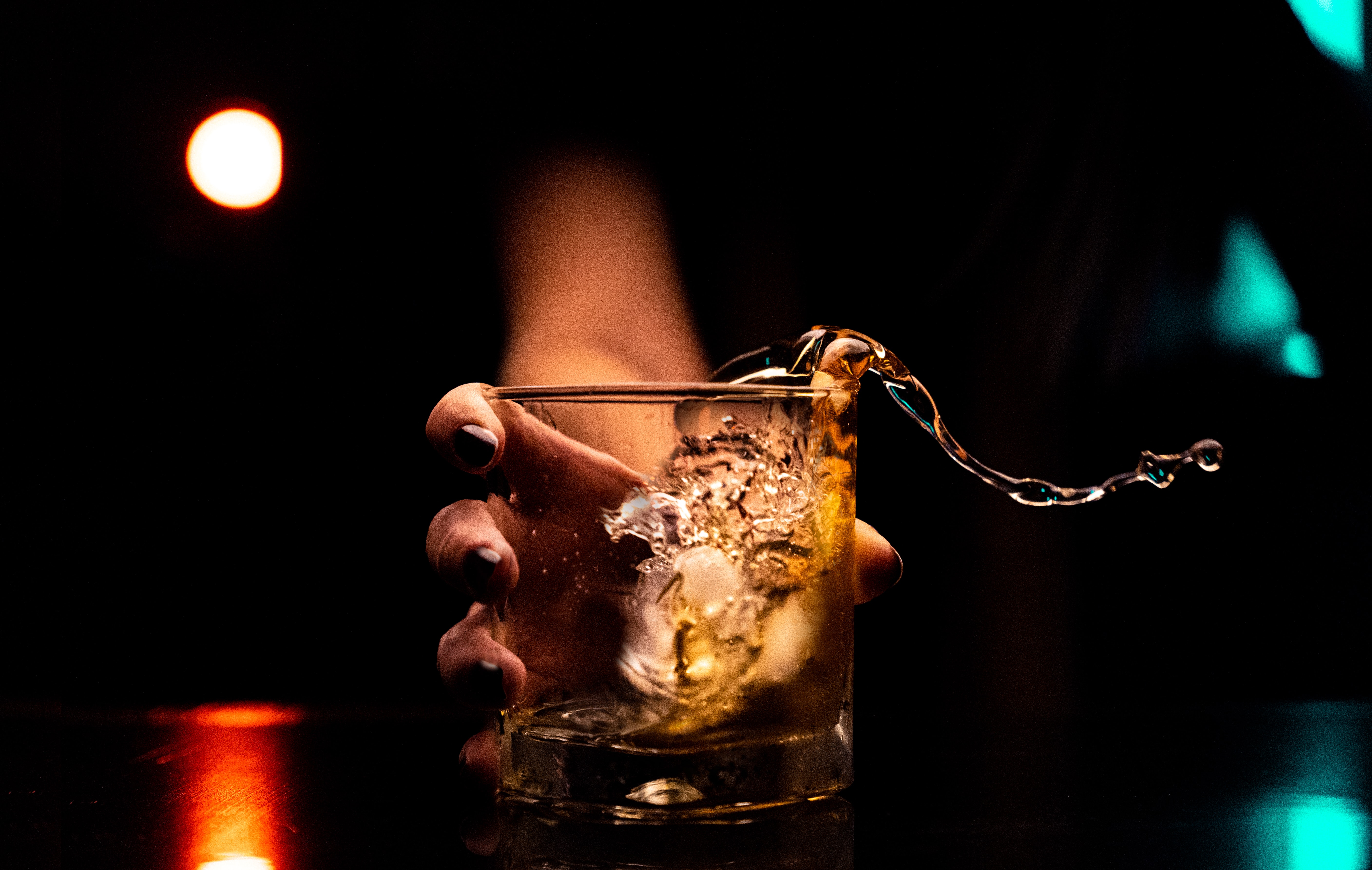 Vaso con bebida alcohólica