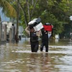 Depresión tropical Julia: soldado intenta apoyar a su familia víctima de deslave en Panzós, pero derrumbe se lo impide