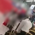 Graban cuando dos mujeres presuntamente señaladas de robar en supermercado agreden a un guardia