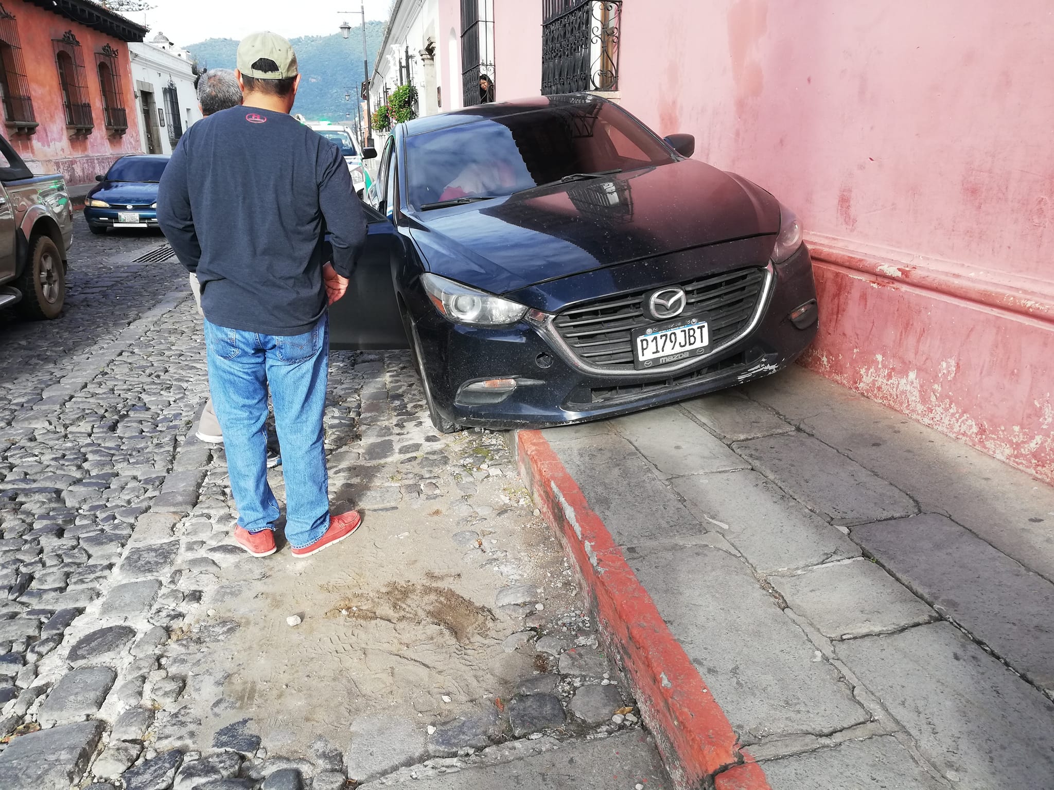 Automovilista sufre convulsiones y choca en Antigua Guatemala