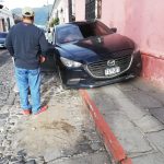 Automovilista sufre convulsiones y choca en Antigua Guatemala