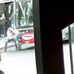 Video muestra el momento en que un padre y su hijo son atropellados por un autobús en Argentina
