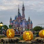 Disney en Shanghái: un grupo de turistas queda encerrado en el parque temático por la política “cero covid” de China