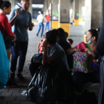 “No tenemos para la comida”: migrantes varados en el Cenma narran las dificultades que han encontrado para movilizarse