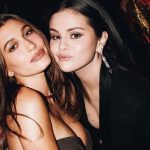 Selena Gomez y Hailey Bieber posan abrazadas en una fotografía
