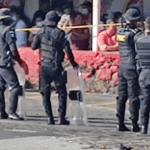 Turba lincha a dos supuestos delincuentes y quema motocicleta en la que se movilizaban